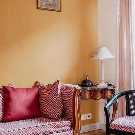 Veeve - Amber Blush Apartment Paris